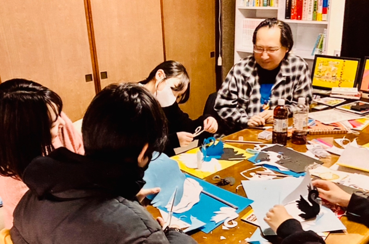 学童保育向け出前授業。切り絵アートの講師。ハンドメイド