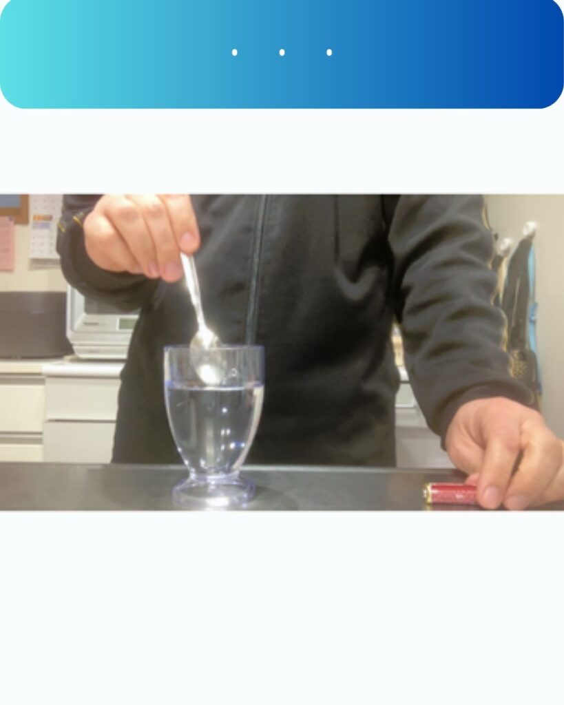 【水と生活】水を入れたコップと乾電池で渦巻きができる！？理由は逆再生。スプーンで混ぜる。