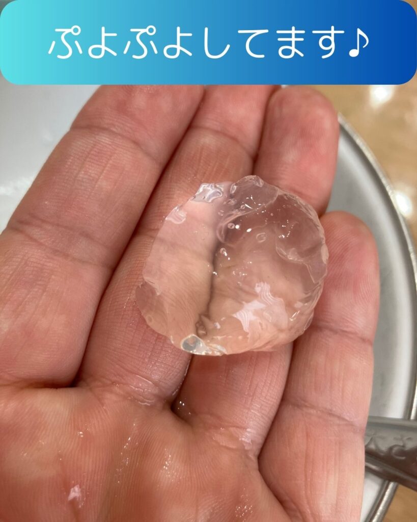 小学生の夏休み自由研究向け「つかめる水玉」家で出来るふしぎな実験キット。水の実験。実際に手に載せてみた写真