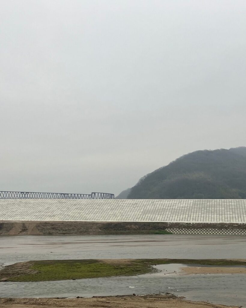 西日本豪雨。高梁川・小田川合流点付け替え工事。平成３０年西日本豪雨で小田川が氾濫した原因はバックウォーター現象。高梁川と小田川合流点付け替え事業の竣工記念碑。