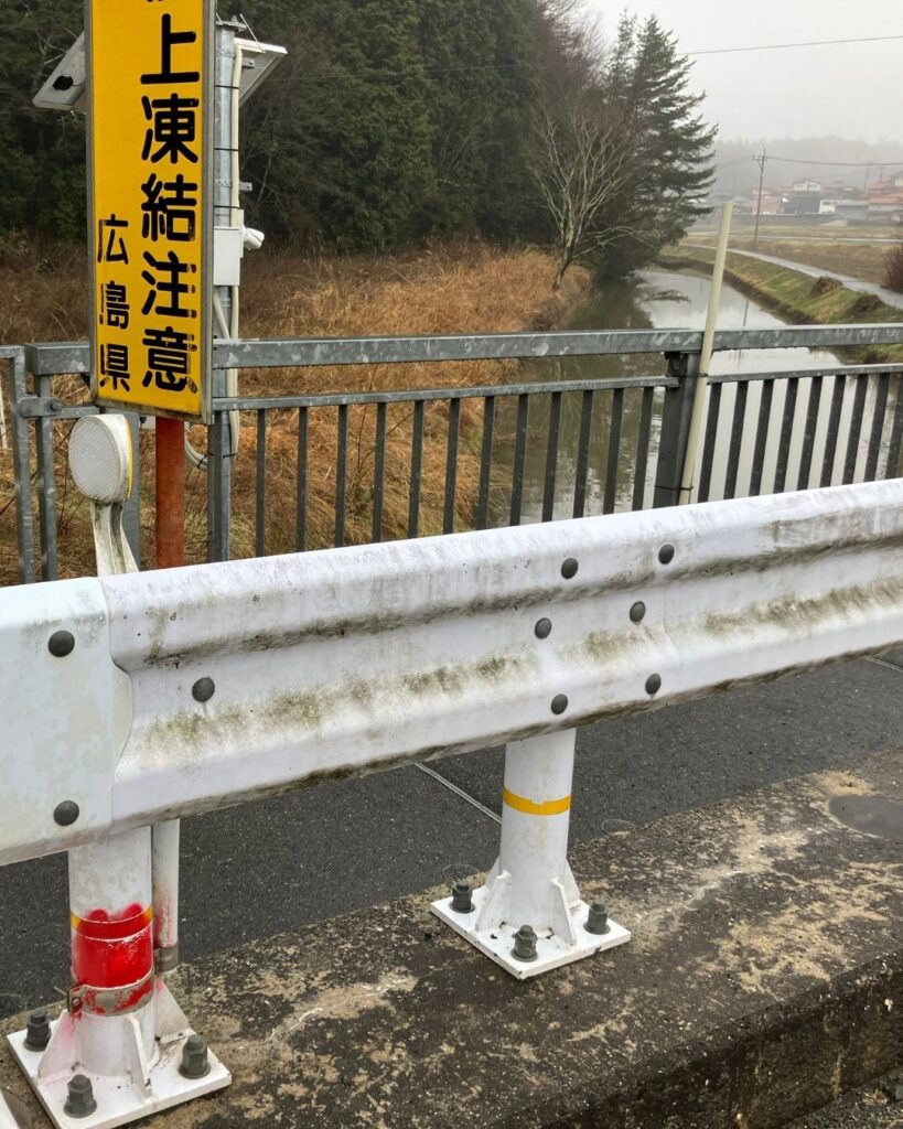 小田川の源流は広島県の神石高原町。平成３０年西日本豪雨で小田川が氾濫した原因はバックウォーター現象。高梁川と小田川合流点付け替え事業の竣工記念碑。