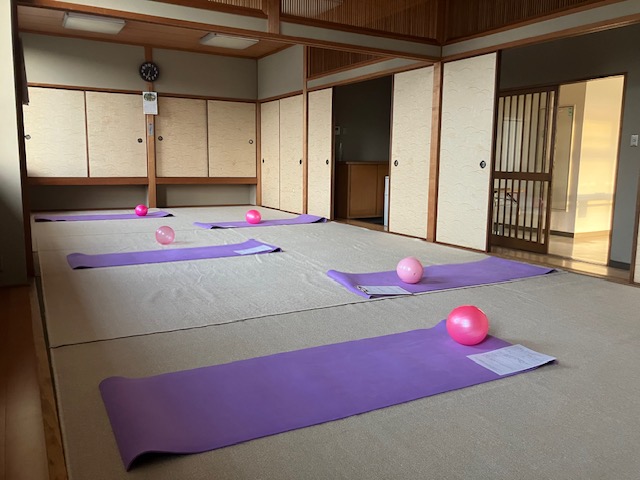 勝央町で「体幹ピラティス」を開催します。社会人対象。仕事帰りにも参加しやすい時間帯。ヨガの要素も取り入れたピラティス。