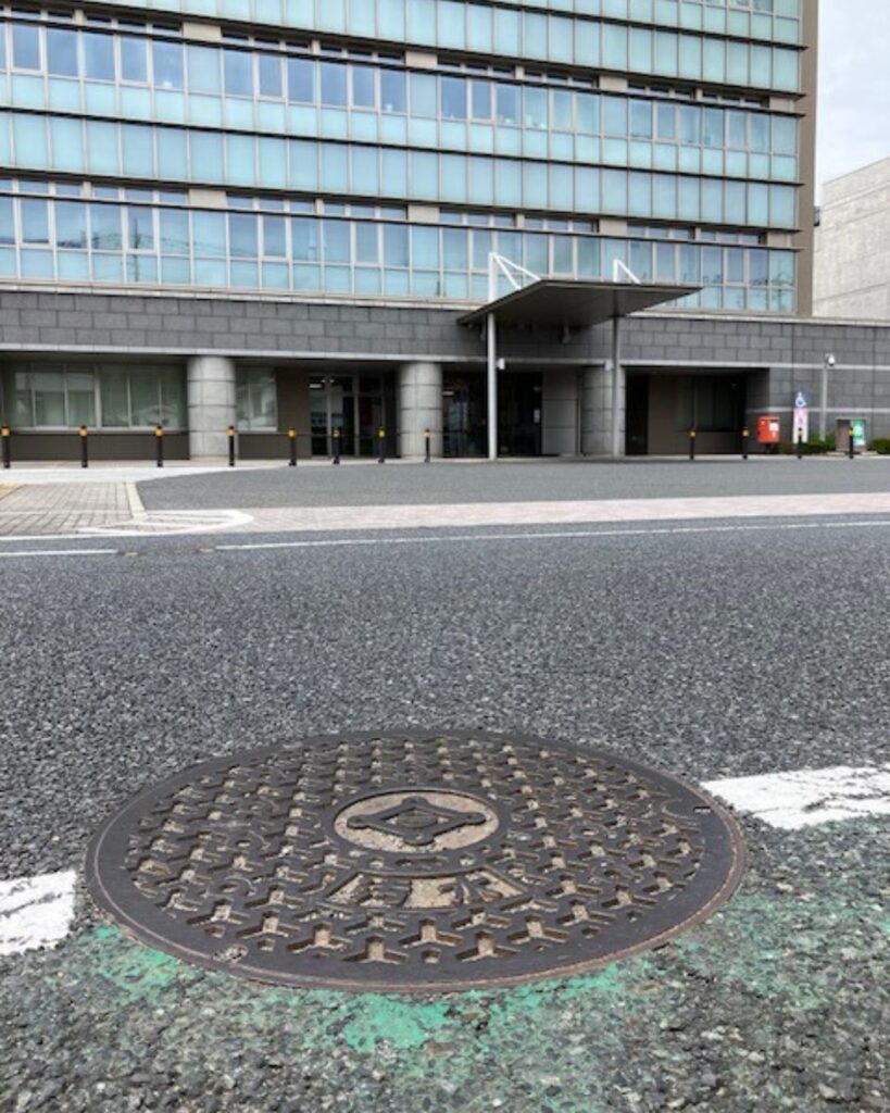 岡山県井原市役所のマンホール
