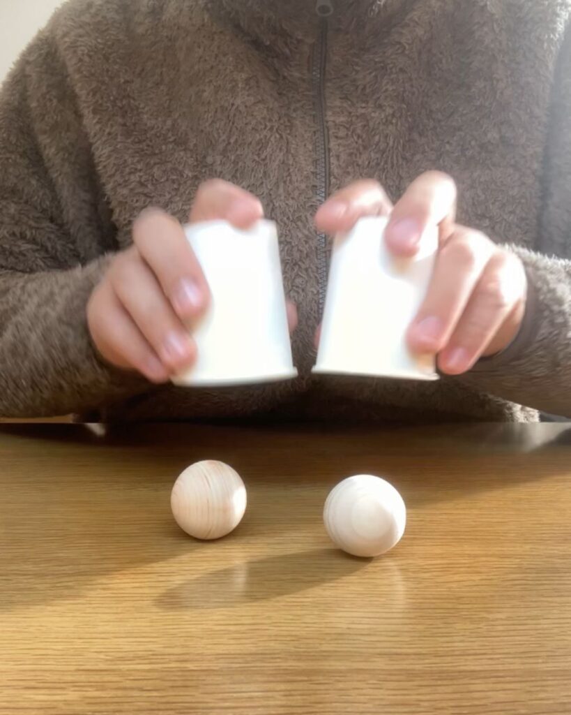 簡単マジック。ボールはどこへ消えた!?紙コップを使った手品。小学生や初心者でもすぐできる。