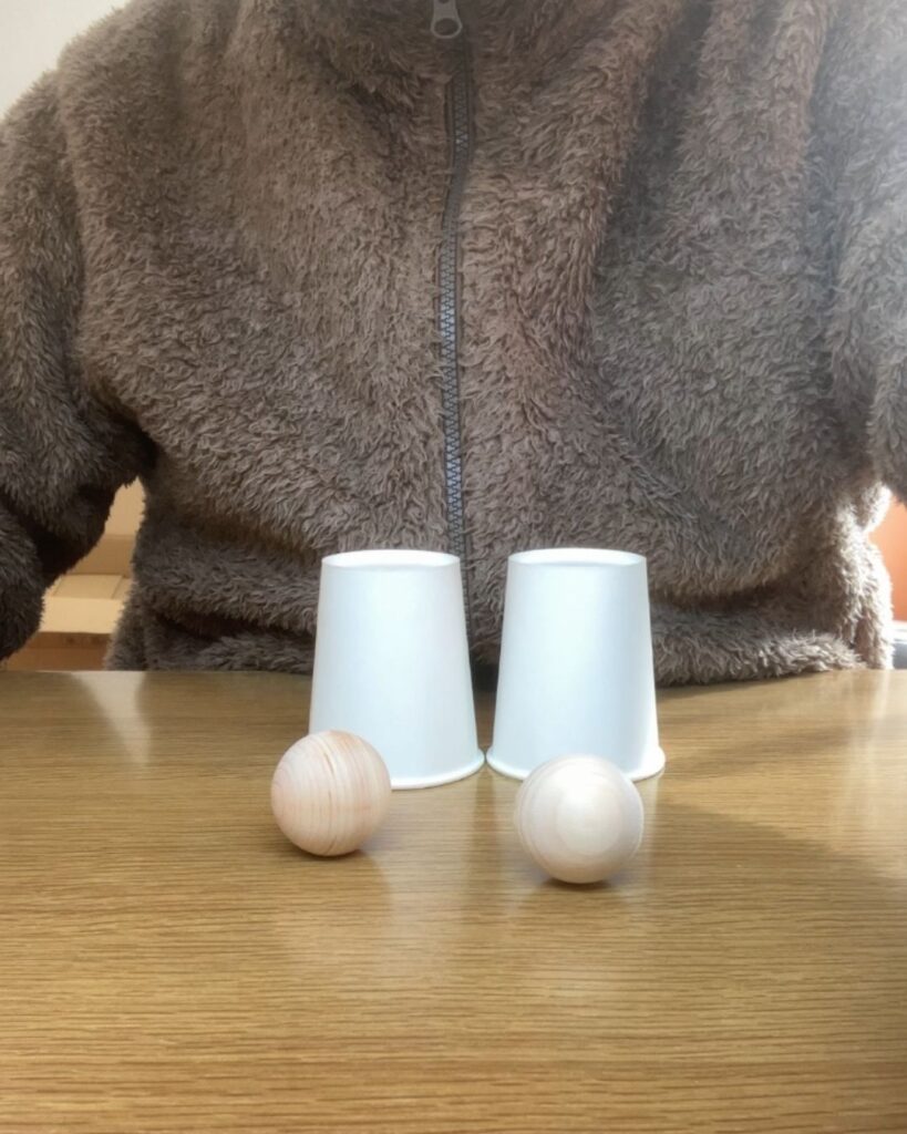 簡単マジック。ボールはどこへ消えた!?紙コップを使った手品。小学生や初心者でもすぐできる。