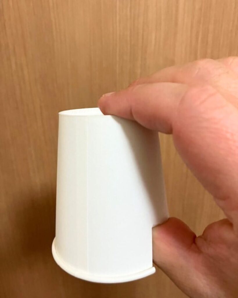 簡単マジック。ボールはどこへ消えた!?紙コップを使った手品。小学生や初心者でもすぐできる。