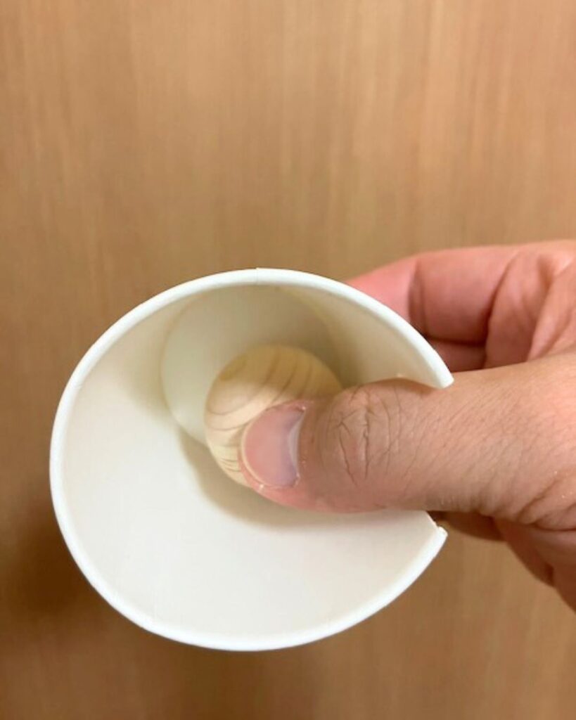 簡単マジック。ボールはどこへ消えた!?紙コップを使った手品。小学生や初心者でもすぐできる。