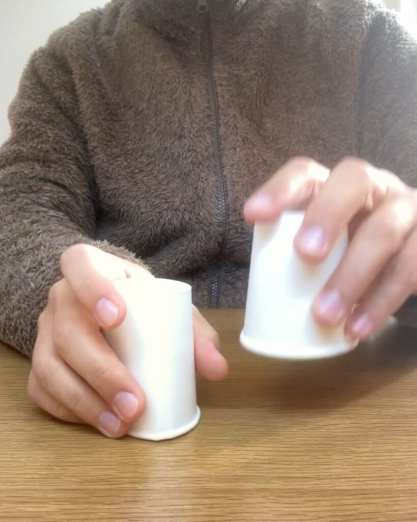 簡単マジック。ボールはどこへ消えた!?紙コップを使った手品。小学生や初心者でもすぐできる。