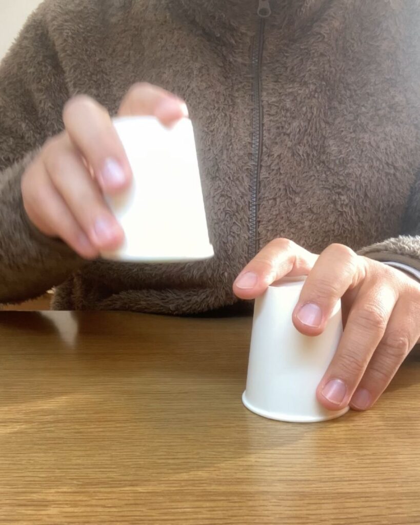 簡単マジック。ボールはどこへ消えた!?紙コップを使った手品。小学生や初心者でもすぐできる。
