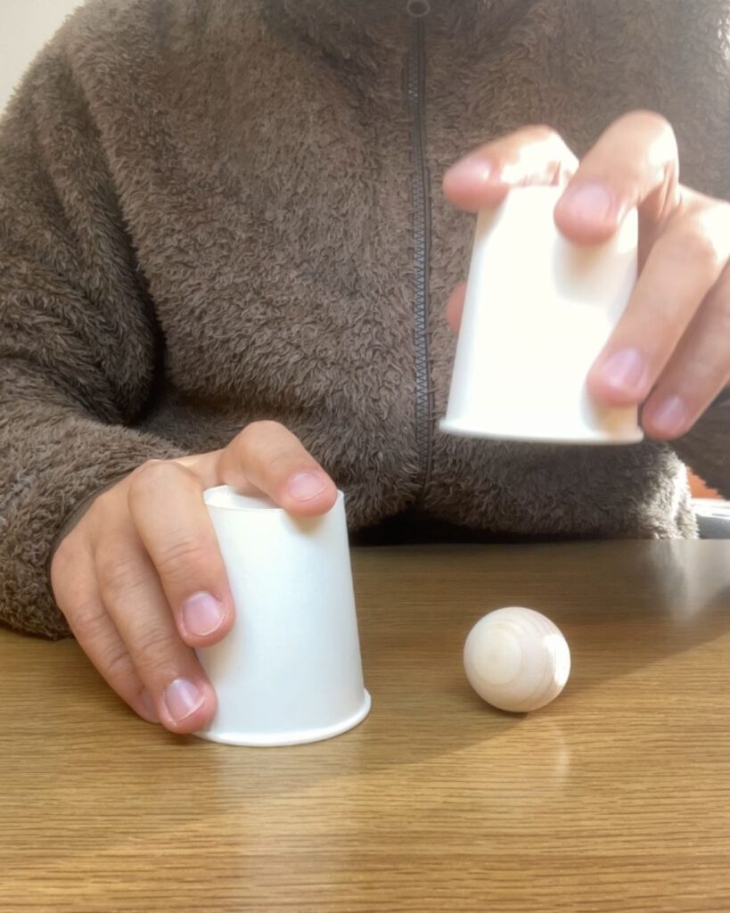 簡単マジック。ボールはどこへ消えた!?紙コップを使った手品。小学生や初心者でもすぐできる。