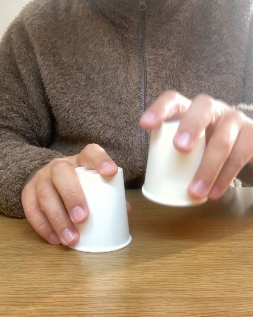 簡単マジック。ボールはどこへ消えた!?紙コップを使った手品。小学生や初心者でもすぐできる。