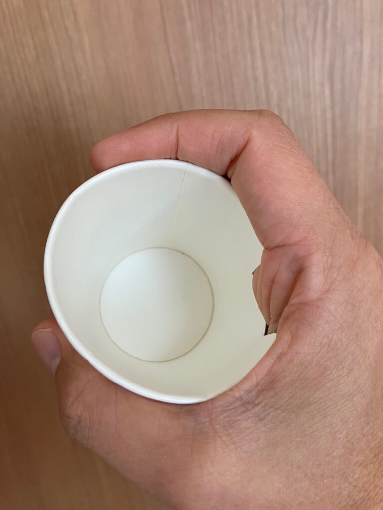 簡単マジック。ボールはどこへ消えた!?紙コップを使った手品。小学生や初心者でもすぐできる。