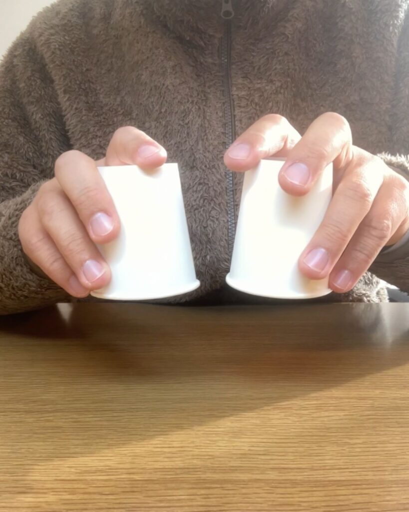 簡単マジック。ボールはどこへ消えた!?紙コップを使った手品。小学生や初心者でもすぐできる。