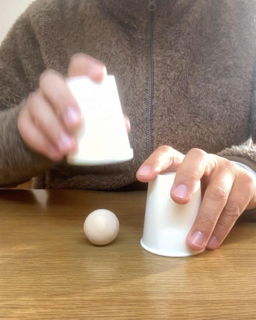 簡単マジック。ボールはどこへ消えた!?紙コップを使った手品。小学生や初心者でもすぐできる。