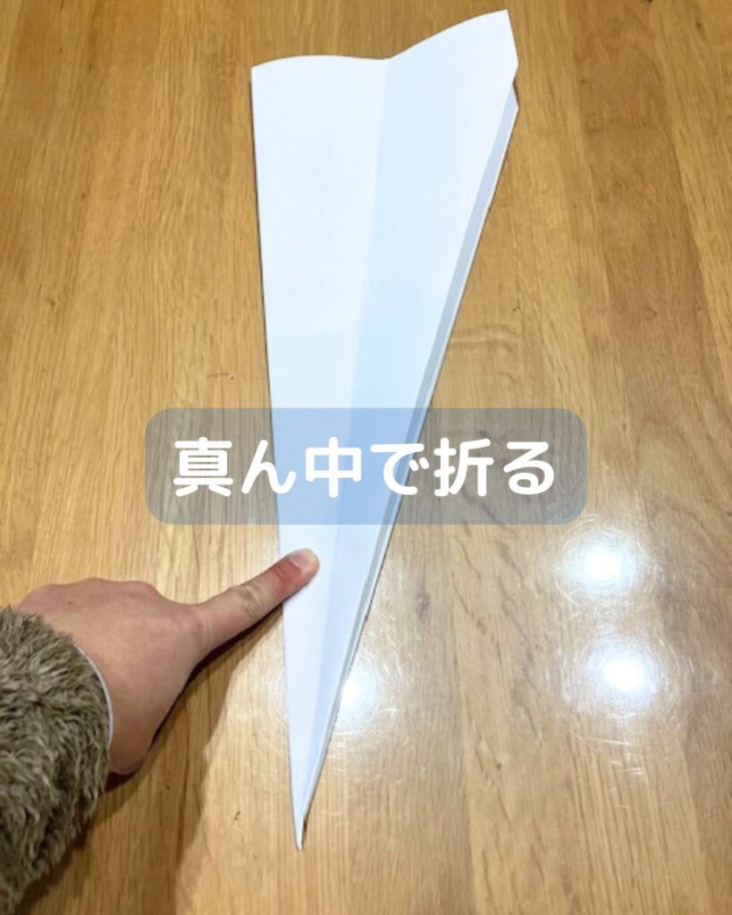 でかい。大きなカレンダーで作る！よく飛ぶ紙飛行機の作り方解説！飛ばし方のコツ。小学生のこどもでも簡単に作れる。
毎月のカレンダーで楽しめます。折り紙とは違う楽しさがあります。AKB48の「365日の紙飛行機」