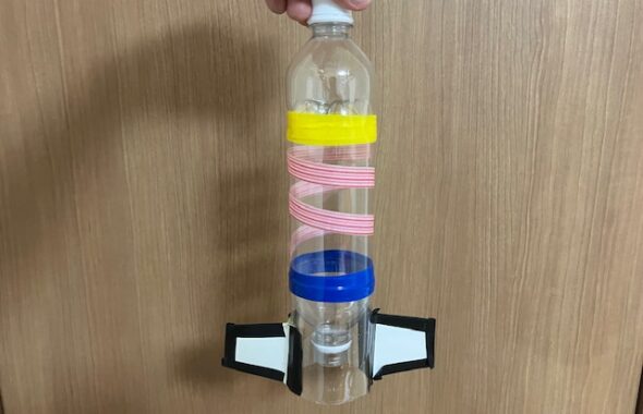 空ペットボトルとあといろいろ(引越のため) ペットボトルロケットを作って水の力で空高く飛ばそう！夏休みの工作に