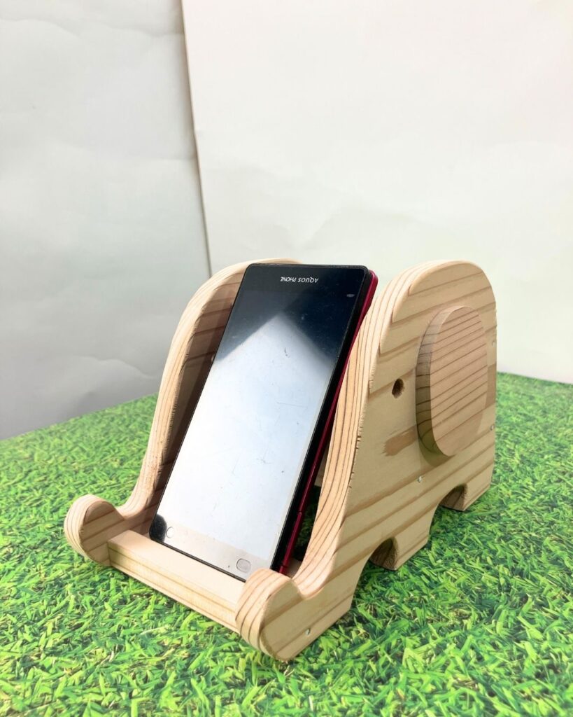 学童保育向け木工工作体験。夏休みの親子制作が人気！出前授業で取り組んでみませんか。ぞうさんスマホ立て