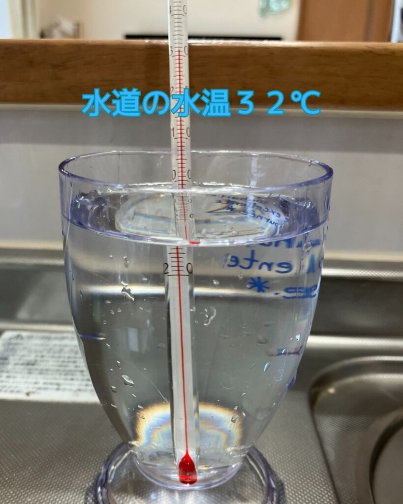 透明氷。市販の氷と家庭の冷凍庫の氷で溶け方の違いを比べてみる。小学生の夏休みの自由研究のヒント。