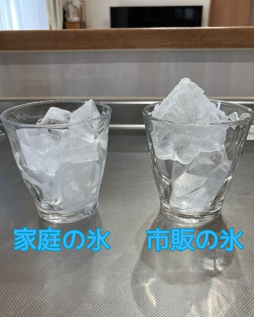 透明氷。市販の氷と家庭の冷凍庫の氷で溶け方の違いを比べてみる。小学生の夏休みの自由研究のヒント。