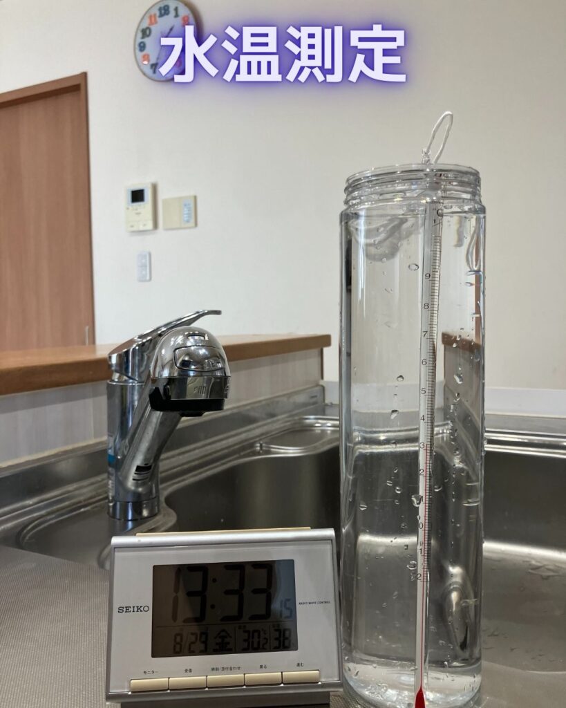 水温５０℃超！真夏の水道水の水温を測定。水の実験。小学生など子どもの自由研究の参考。水温測定。ホースの水は更に高温。